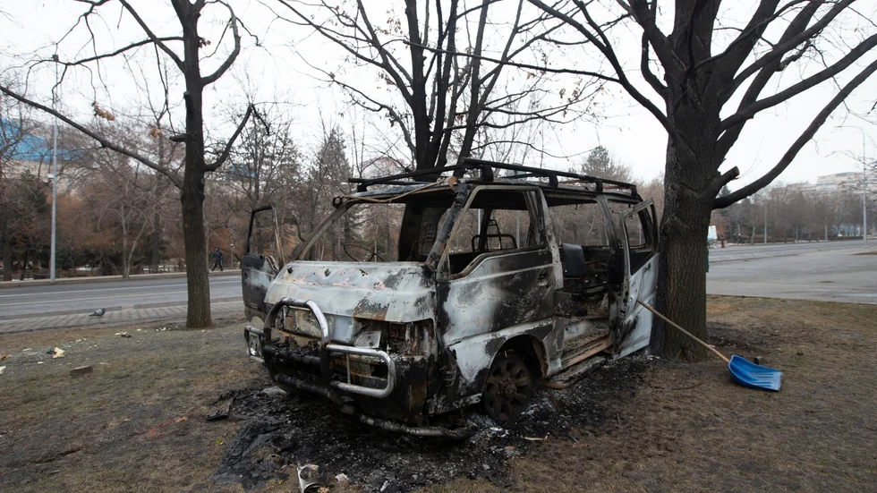 En utbränd bil står kvar i centrala Almaty efter förra veckans våldsamheter. Bild från måndagen.