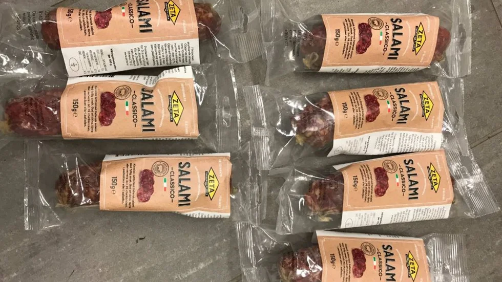 Totalt tio paket salami hittades vid husrannsakan i en bil.