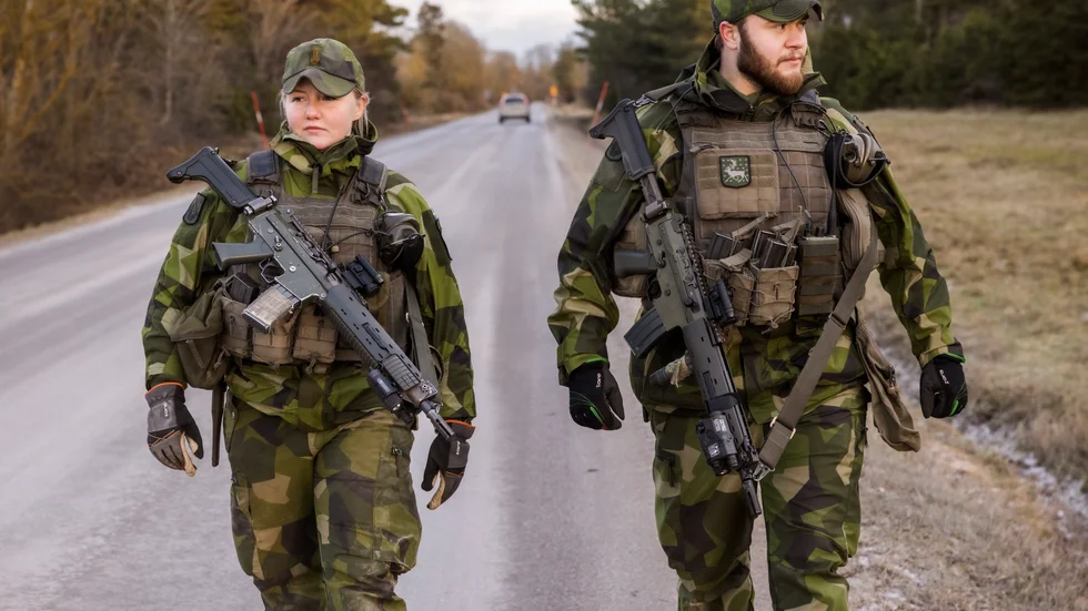 Soldaterna Moa Öhrman Helsén och David Yhr från Boden, på plats på Gotland.