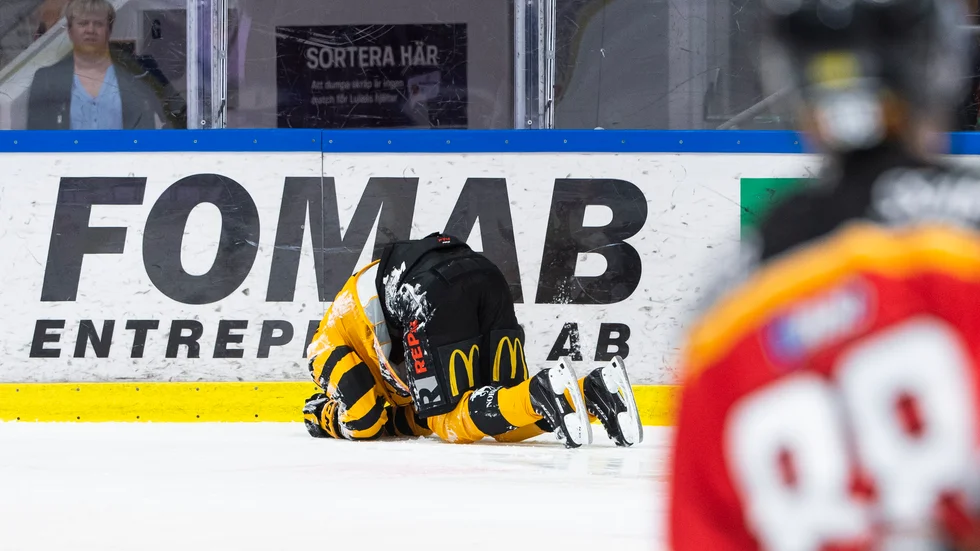 Linus Lindström ligger ned efter incidenten med Oscar Engsund. Situationen blev en av matchens ”snackisar”.