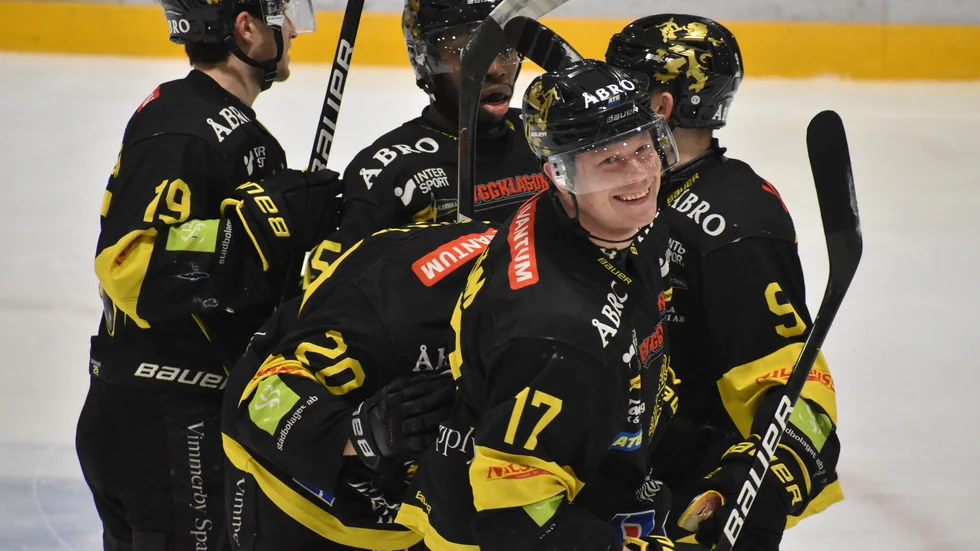 Vimmerby Hockey jublar över 1-0 mot Skövde.