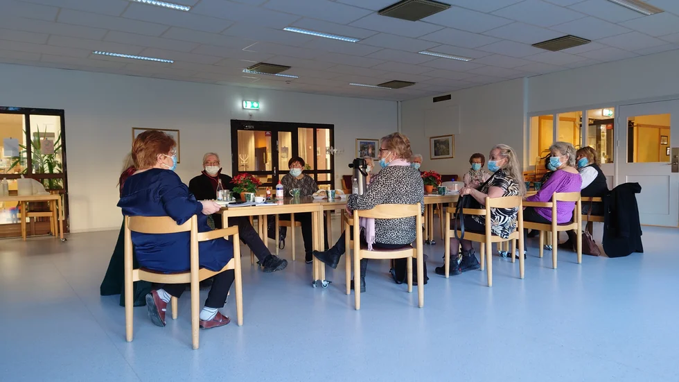 När planerna på ett minnescafé för sverigefinnar i Eskilstuna och Torshälla började smidas hade restriktionerna precis lättats. Men nu när första mötet hölls var den munskydd och avstånd som gällde igen.