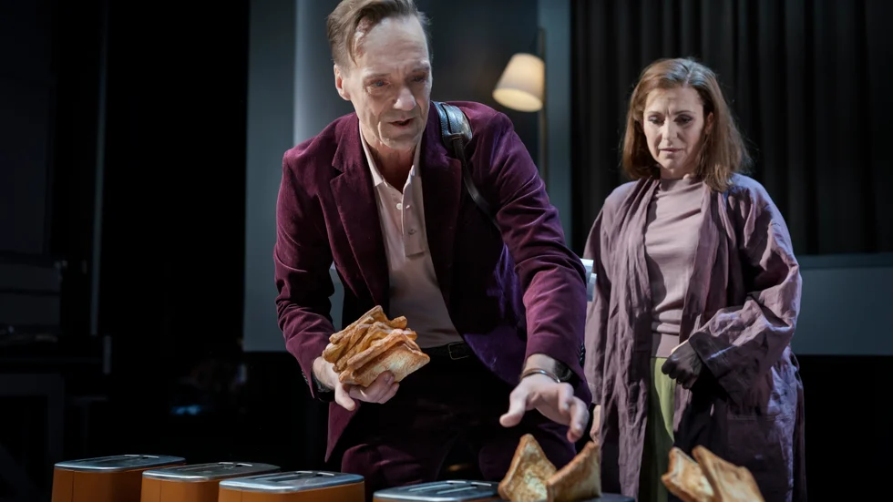 Rolf Lydahl och Helen Sjöholm spelar paret Dan och Diana Goodman i "Next to normal".