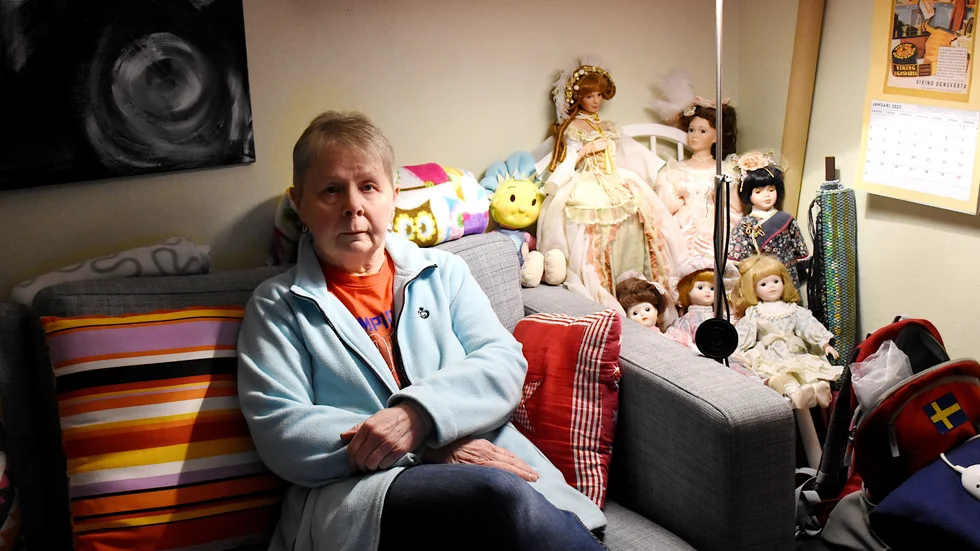 Eva Kostenniemi är orlig för säkerheten i huset. "Man är rädd när man går och lägger sig för att man inte ska vakna", säger hon om lägenheten där hon bott i över 20 år. 