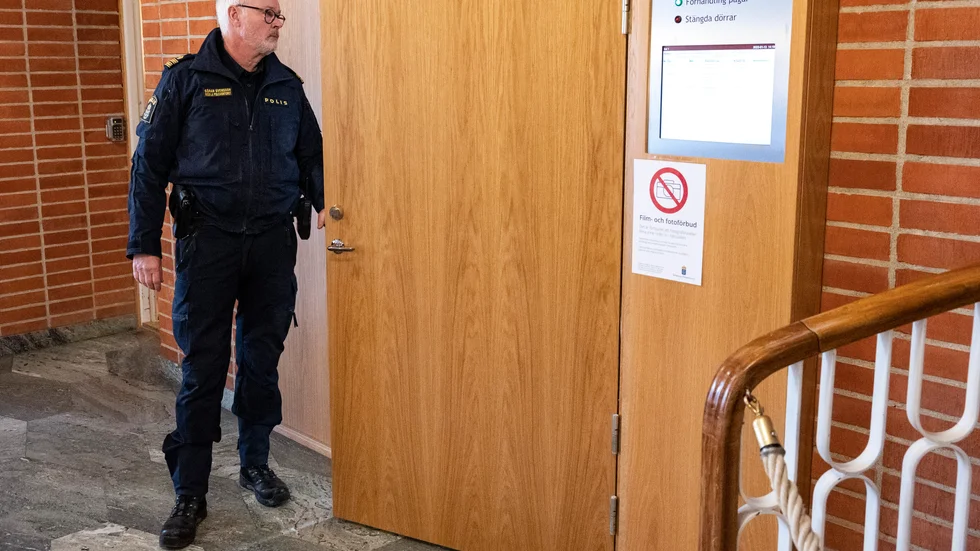 Polis var på plats i Kristianstads tingsrätt när en 16-årig pojke häktades misstänkt för två fall av mordförsök i samband med en knivattack på en gymnasieskola i staden.
