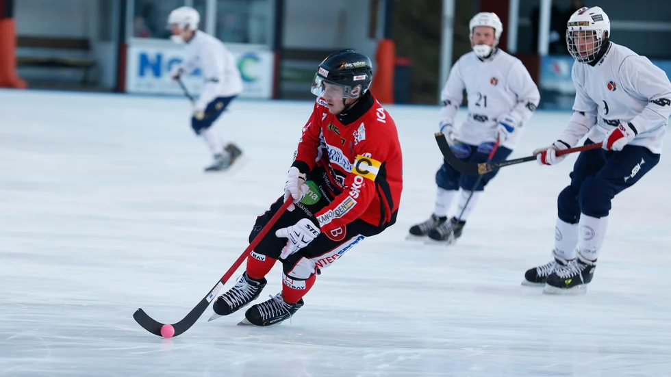 Erik Skogh och hans lagkamrater i Tjust Bandy vann med sanslösa 18–1 i helgens träningsmatch.