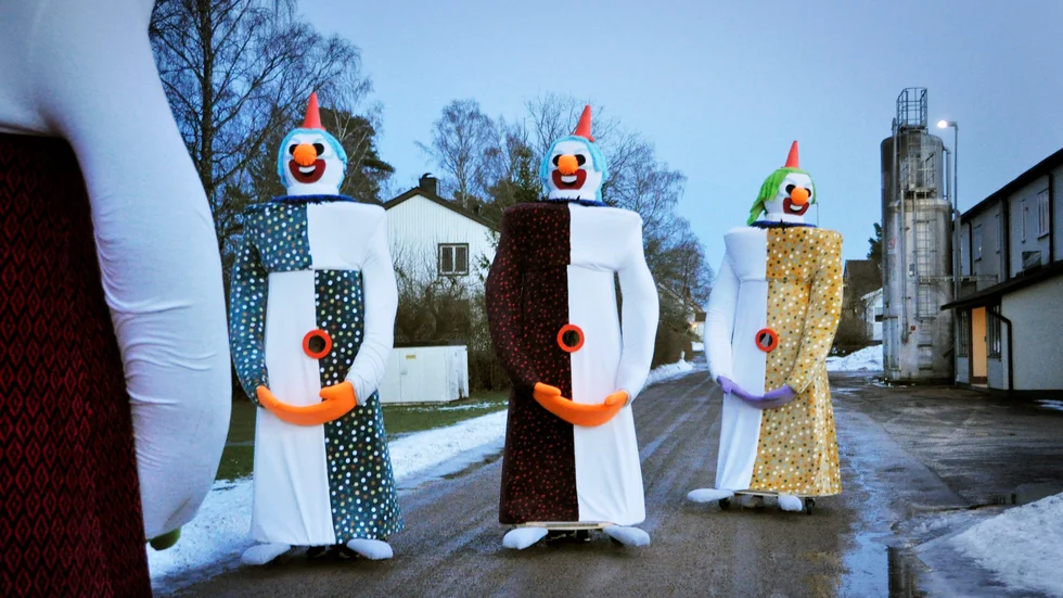 Gugges gäng har byggt sedan november. Natten före Knutdagen blev de fyra meter höga dräkterna klara.