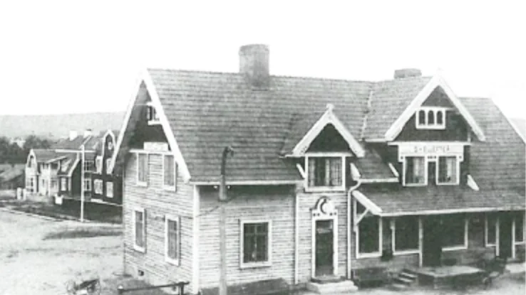Här syns att den gamla järnvägsstationen i Skellefteå är gjord av trä. Bilden är från 1920