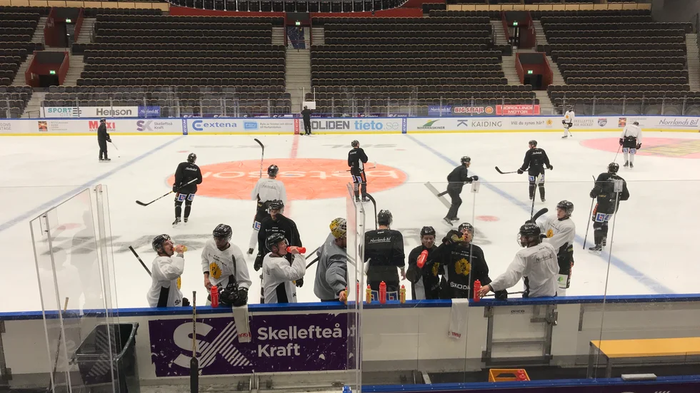 Skellefteå AIK på is under fredag 30 november. 