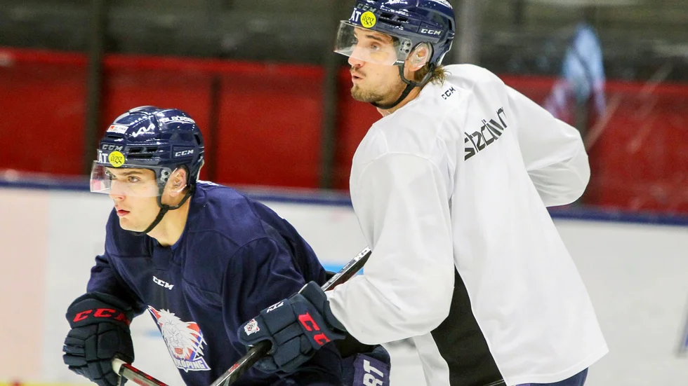 Mattias Bäckman i duell med Nikola Pasic på LHC-träning. Den olyckliga smällen mot huvudet från i mitten av september tog hårt. "Jag har åkt på någon hjärnskakning tidigare, men ingen i närheten av det här", säger han.