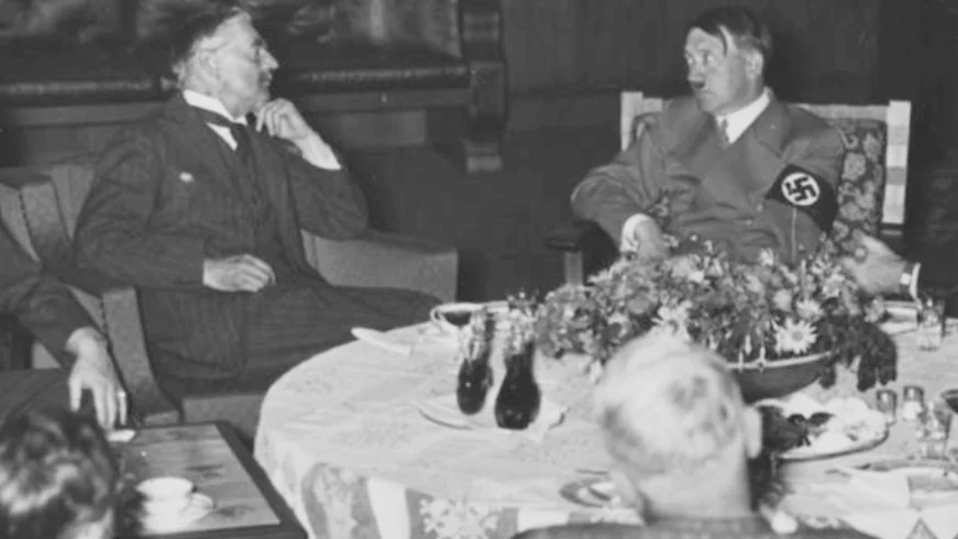 Den brittiske premiärministern Neville Chamberlain i överläggningar med Nazitysklands ledare Adolf Hitler.