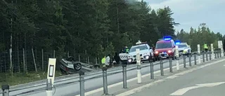 Bil voltade på E4 – fem personer till sjukhus 