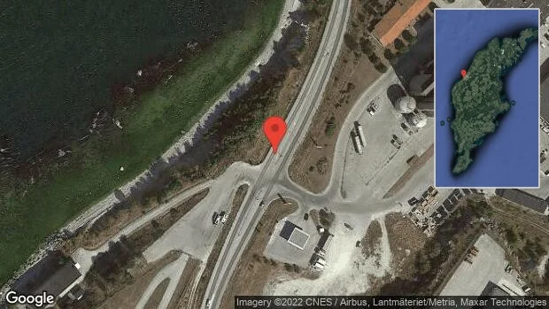 Olja på vägen stör trafiken på väg 142