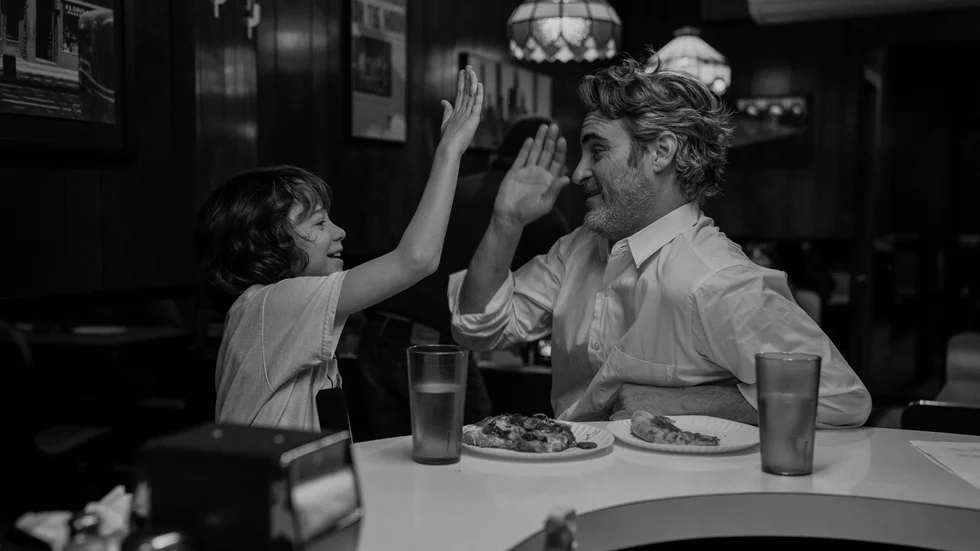 En mycket speciell relation uppstår när systersonen Jesse (Woody Norman) får följa med sin morbror Johnny (Joaquin Phoenix) på reportageresa till amerikanska storstäder.