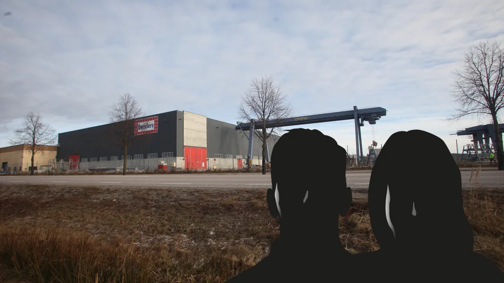 Personal på Benders i Strängnäs är kritisk till hur företaget hanterade situationen när 30 personer konstaterades vara smittade med covid-19.
