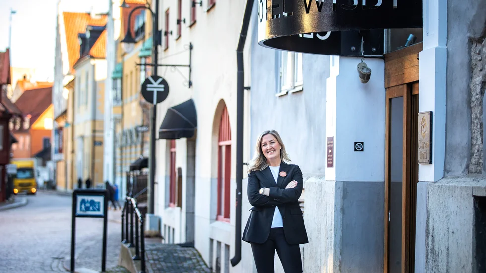 Clarion Hotels vd i Visby, Victoria Andersson, berättar att hon både stått i receptionen och plockat disk under pandemin.