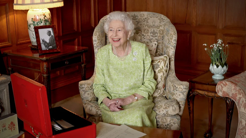 Drottning Elizabeth|II, tidigare i veckan, med sin röda låda med viktiga dokument att läsa.