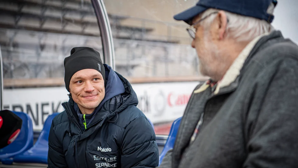 Nils van der Poel och Bengt Olofsson när skridskostjärnan hyllades i Trollhättan efter de dubbla VM-gulden förra året. Arkivbild.