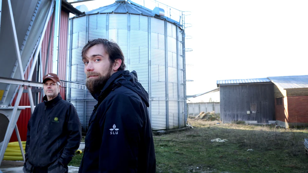 Andreas Nypelius, LRF Gotland, välkomnar stödåtgärderna från Region Gotland till öns lantbrukare. På bilden hos Olof Ahlby på hans gård i Viklau.