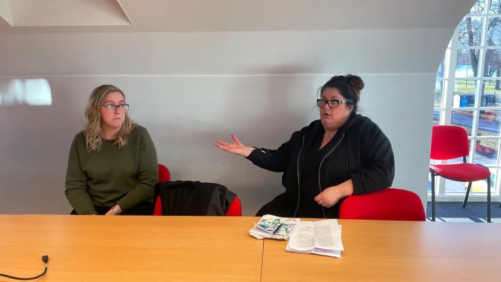 Emma Hultman och Ida Johansson är två av de anställda på Nämndemansgatans äldreboende som är starkt kritiska till personalsituationen. (Övriga intervjupersoner var med via länk).