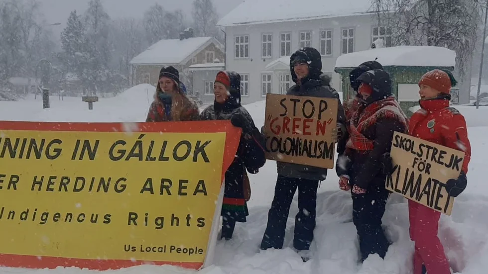 Just nu ansluter Greta Thunberg med sin skylt om klimatet tillsammans med protester mot den planerade gruvan i Kallak. Protesterna äger rum på torget i centrala Jokkmokk, inte långt från kommunhuset. Greta längst till höger i bild.