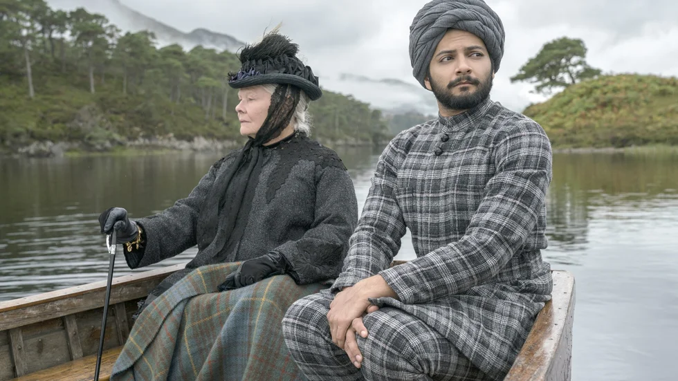Udda par. Judi Dench och Ali Fazal i ”Victoria & Abdul” Foto: Peter Mountain / Focus Features.