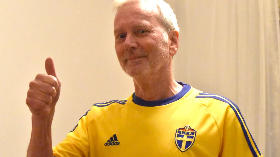 Tummen upp. Ulf Hedberg vann två biljetter till VM-kvalet mellan Sverige och Italien tack vare att han fimpade rökningen. Foto: Roger Lindström.