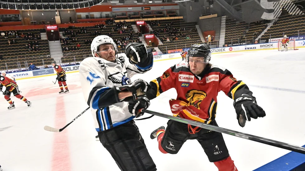 Pontus Burström åker på en smäll i en närkamp vid sargen.