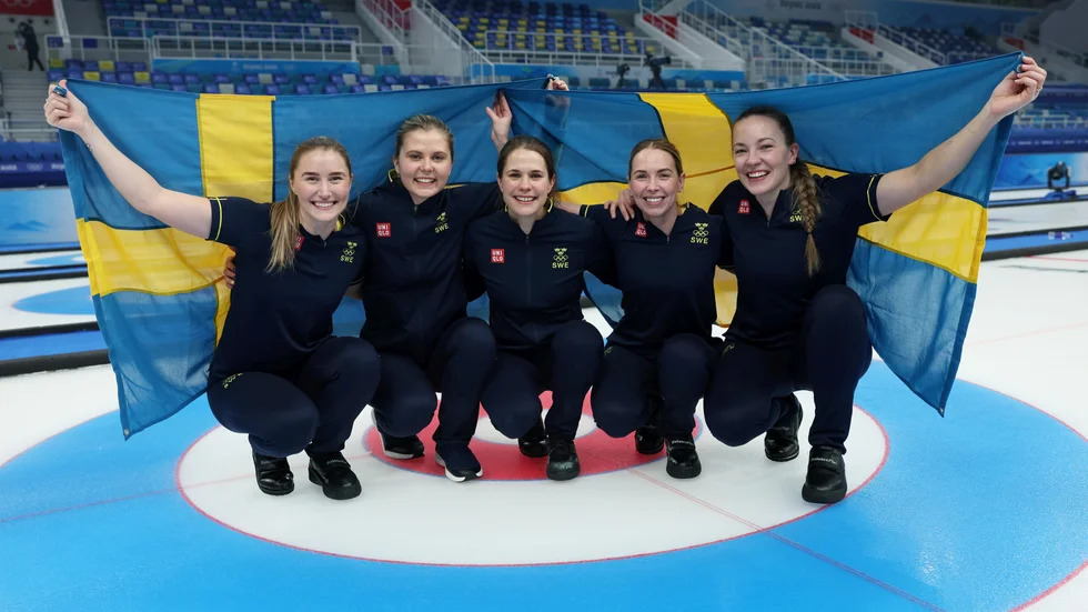 Lag Hasselborg med Sara McManus, Sofia Mabergs, Anna Hasselborg, Agnes Knochenhauer och reserven Johanna Heldin firar sitt OS-brons.