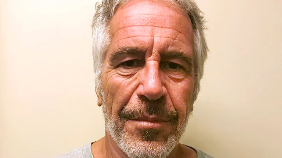 Jeffrey Epstein greps i juli 2019 anklagad för att ha utsatt minderåriga flickor för människohandel, och hittades hängd i sin häktescell i New York månaden därpå.