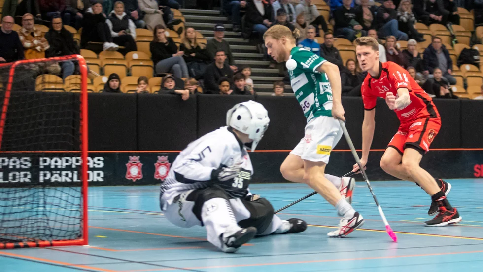Adam Zetterström gör ett av sina tre mål i matchen mot Solfjäderstaden, för Ledberg. Nu går Zetterström till Bergs IK, Solfjäderns andra division 1-konkurrent i länet.