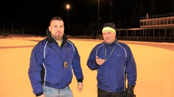 Anton Lindroth och Anders Lindroth tillsammans på Isstadion i Eskilstuna.