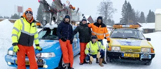 De kör genom Sverige i pimpade färggranna skrotbilar: ”Det är ett sätt att ha roligt med kompisar”