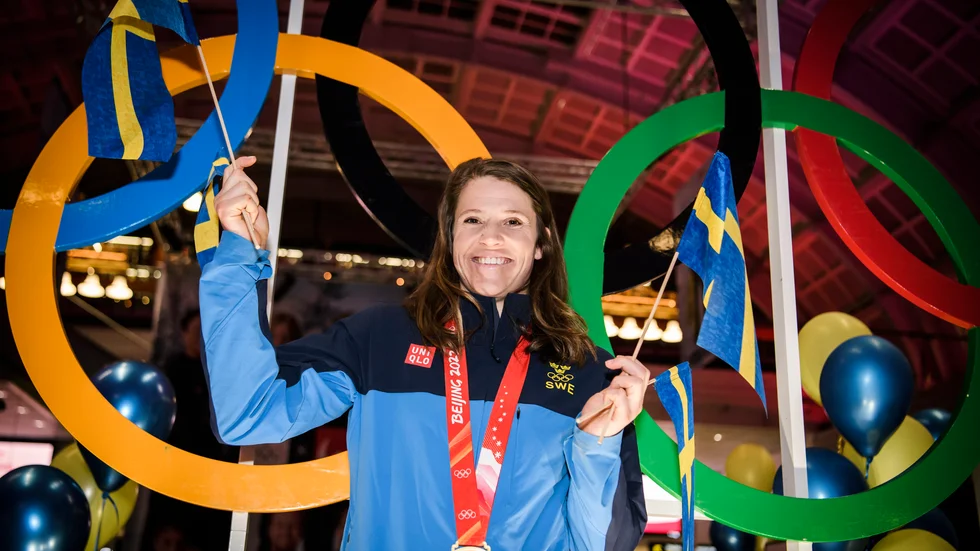 Sara Hector med OS-guldet runt halsen på Centralstationen i Stockholm.
