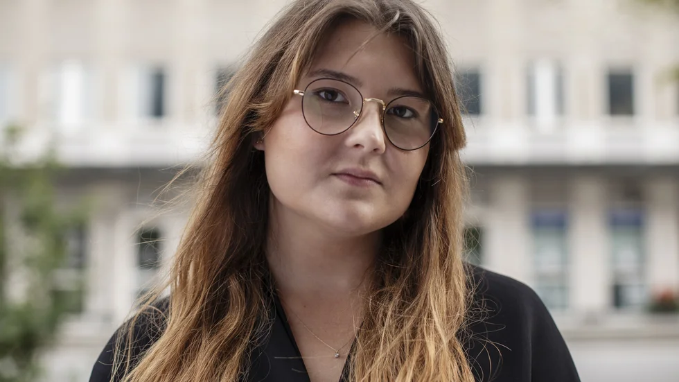 Ella-Maria Nutti från Gällivare romandebuterar med "Kaffe med mjölk". "En roman som sätter sig i magen och som lämnar spår", skriver NSD:s recensent.