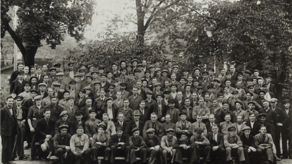 
Arbetare vid Tubverket 1933.
Bilderna ingår i Eric Larsons fotosamling som förvaras i kommunarkivet.