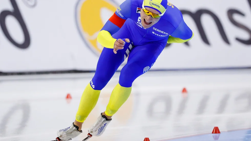 Nils van der Poel på väg mot guld och världsrekord på 10 000 meter i Peking.