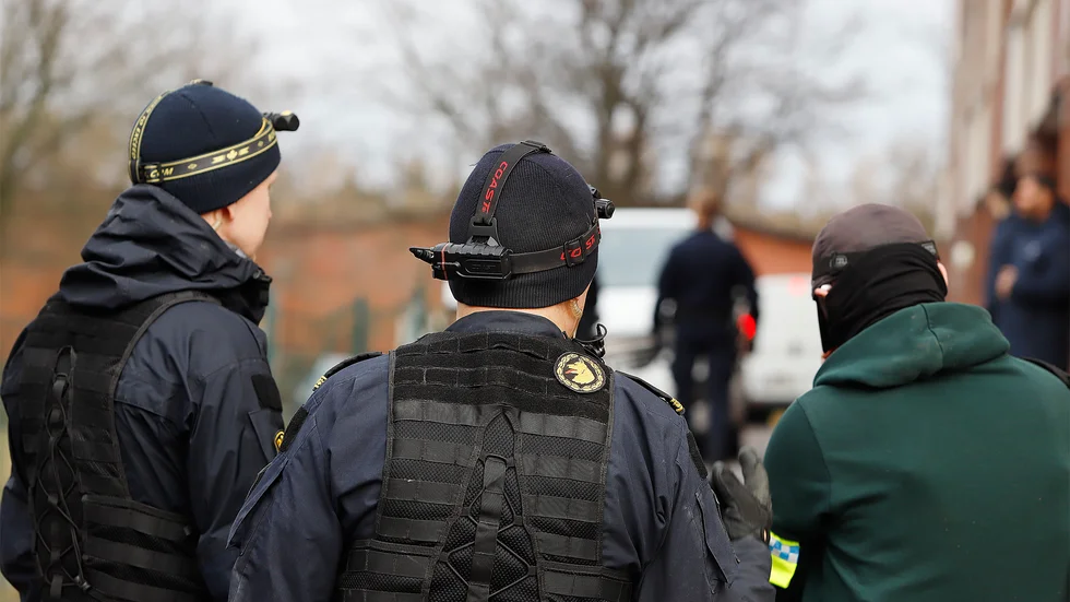 En stor polisinsats inleddes i Årby i Eskilstuna på tisdagsförmiddagen.