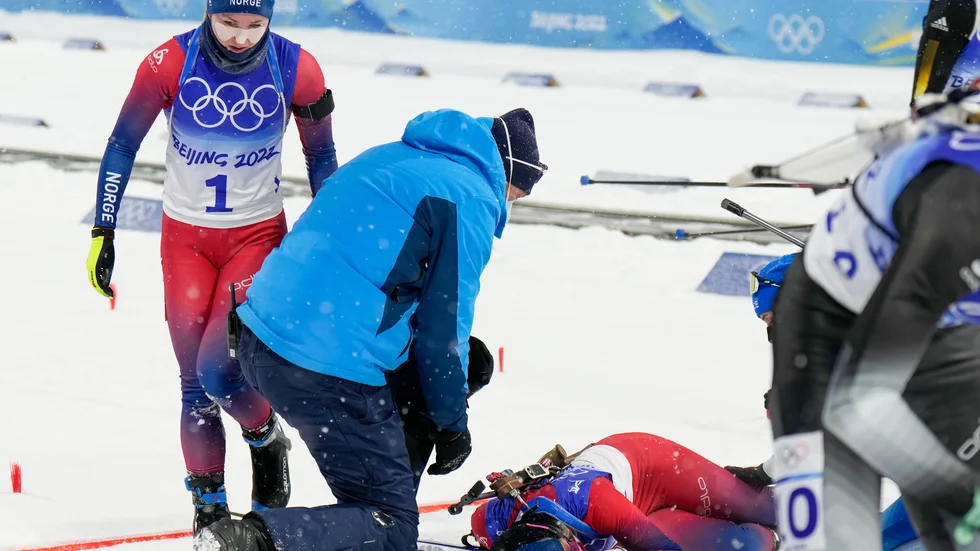 Ingrid Landmark Tandrevold efter målgång. Hon togs snabbt om hand av åkare och lagledning. Till vänster landslagskompisen Marte Olsbu Røiseland som tog ett nytt OS-guld.