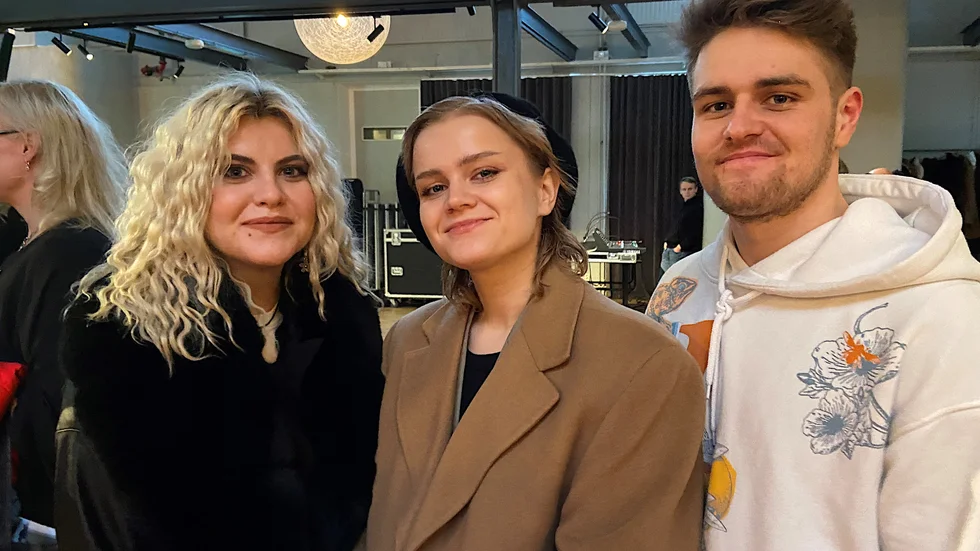 Rebecka Digervall från Pajala, i mitten, mellan nyfunna låtskrivarvänner från Wales, Catty och Geth.