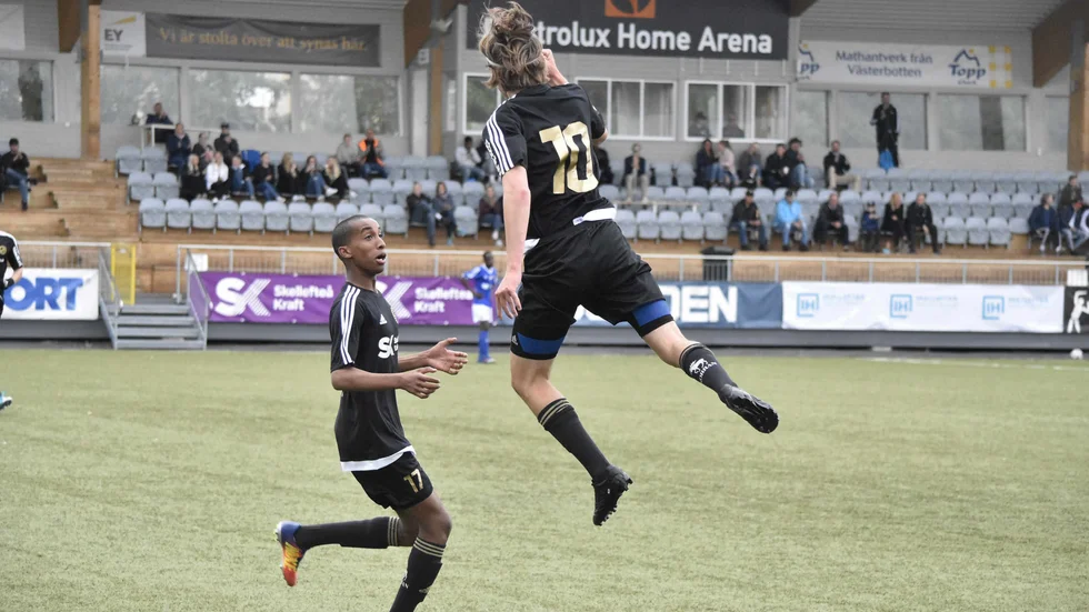 Skellefteå FF:s Alex Åman jublar vilt tillsammans med Emanuel Seghid efter sitt ledningsmål i matchen mot Vasa. Foto: Samuel Söderlund.