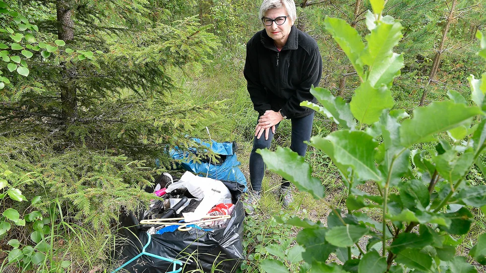 Besviken. Stina Engström blev riktigt upprörd under skogpromenad i söndags, när hon hitta sopsäckar som någon hade kastat i skogen. Foto: Jeanette Lövgren.