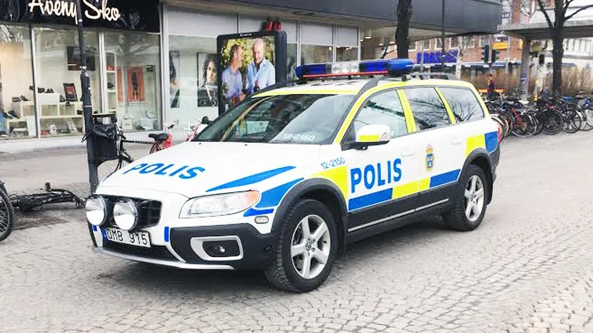 En polisbil stod parkerad utanför Vintergatan vid lunchtid på onsdagen. Foto: Christoffer Åhlund
