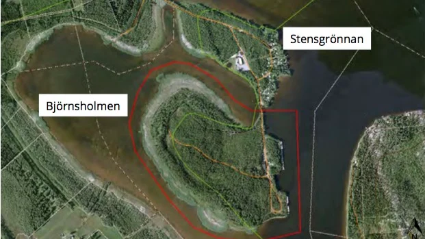 Här syns planområdet, inringat med röd linje. Den gröna linjen markerar naturreservatets gräns. Foto: Skellefteå kommun.