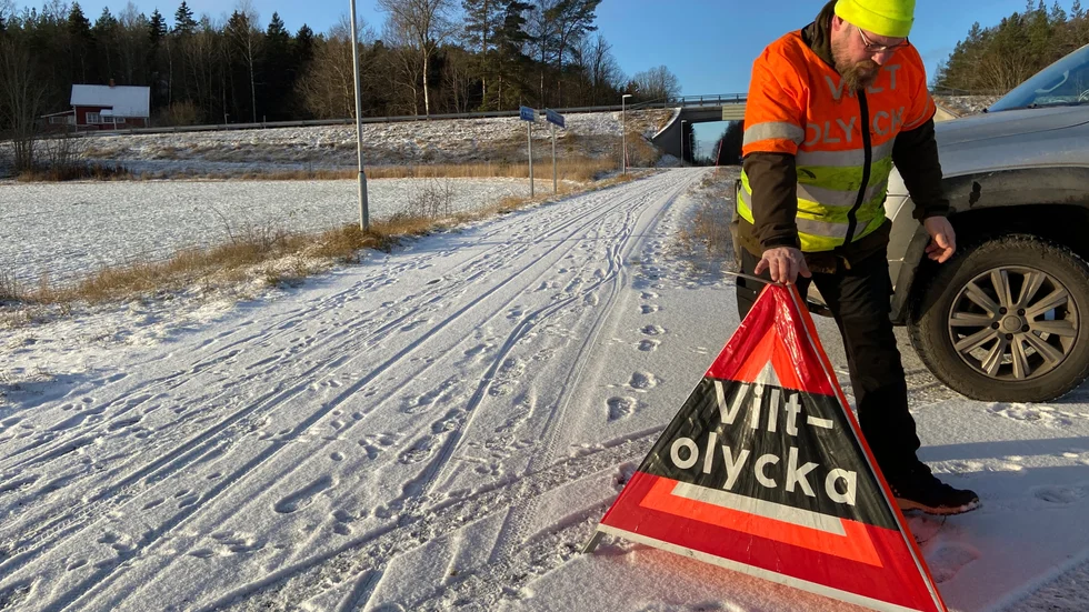 Varningstält med blinkande lampor ställs ut minst 250 meter före och efter själva olycksplatsen. Trots det sänker de flesta bilister som passerar inte hastigheten förbi hans arbetsplats, enligt Roger Björk. Bilden är arrangerad.