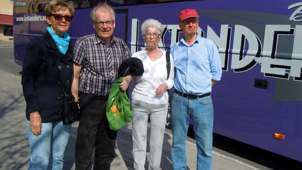 Redo att ge sig iväg på ett medeltida äventyr är Aktiva seniorerna Gunda Johansson t v och Wally Bäckström. Här tillsammans med guiderna Ulf Lundström och Rolf Granstrand.