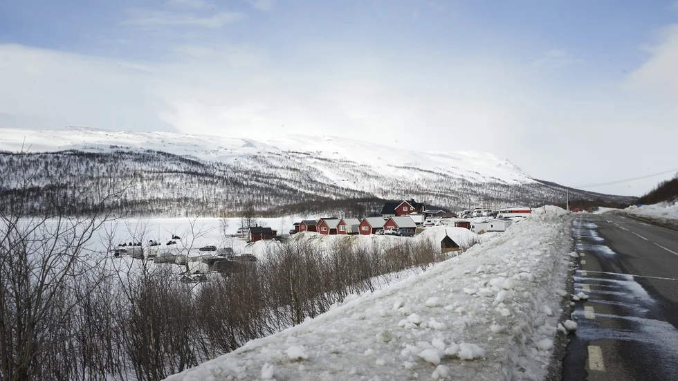 Stugor och husvagnar trängs med bilar och skotrar på Sandvikens fjällgård, elva mil väster om Arjeplog.  Föreslagen bildtext: Här kan man va! Stugor och husvagnar trängs med bilar och skotrar på Sandvikens fjällgård, elva mil väster om Arjeplog. Bildbeskrivning: Här kan man va! Stugor och husvagnar trängs med bilar och skotrar på Sandvikens fjällgård, elva mil väster om Arjeplog. Foto: Sofie Abrahamsson