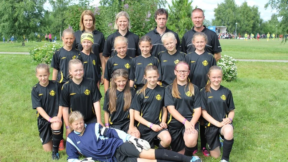 Silvertjejer. Övre raden fr. v: Camilla Bäcklund, Anna Holm, Per-Erik, Thomas Lindman Mellersta: Elin Lindman, Fanny Persson Forsman, Wilma Ingberg Lindström, Julia Nilsson, Ebba Grenholm, Maija Wahlberg Nedre: Tindra Holm, Moa Jakobsson, Ella Stenman, Tilde Björklund, Lovisa Lindholm, Molly Lindgren. Liggande: Emma Bäcklund