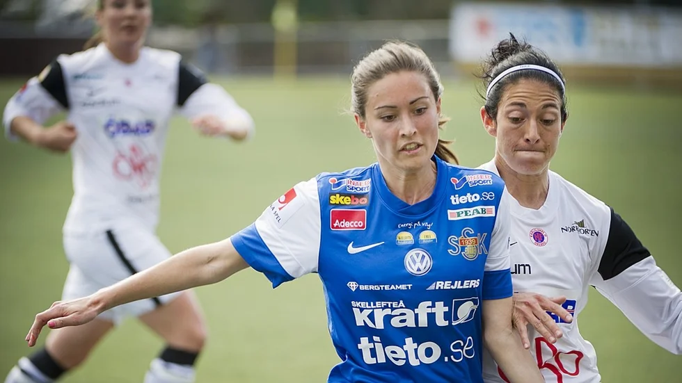 Emelie Marklund i kamp med en Örebro-spelare. Foto: Lars Eriksson