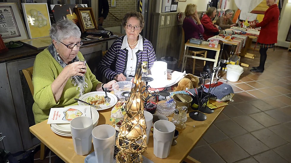 Doris Fjellström och Elin Eriksson var två ideella krafter på plats på marknaden. Foto: Leif Andersson